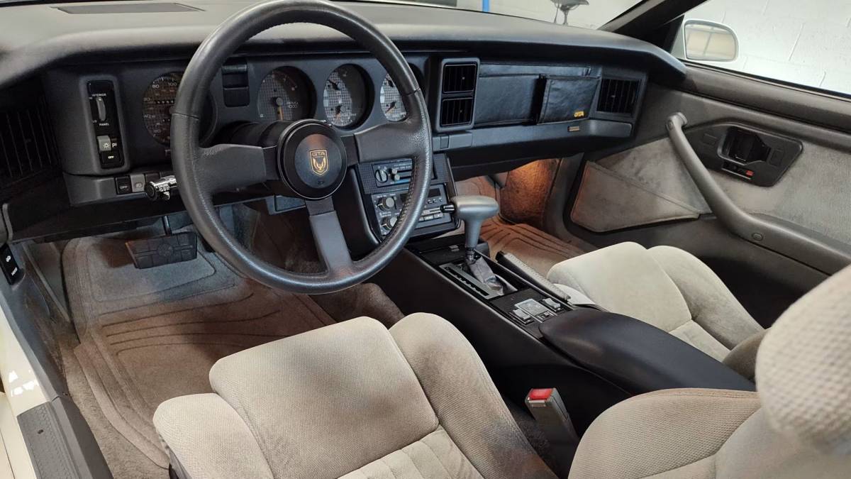 Pontiac-firebird-trans-am-gta-1987-white-7