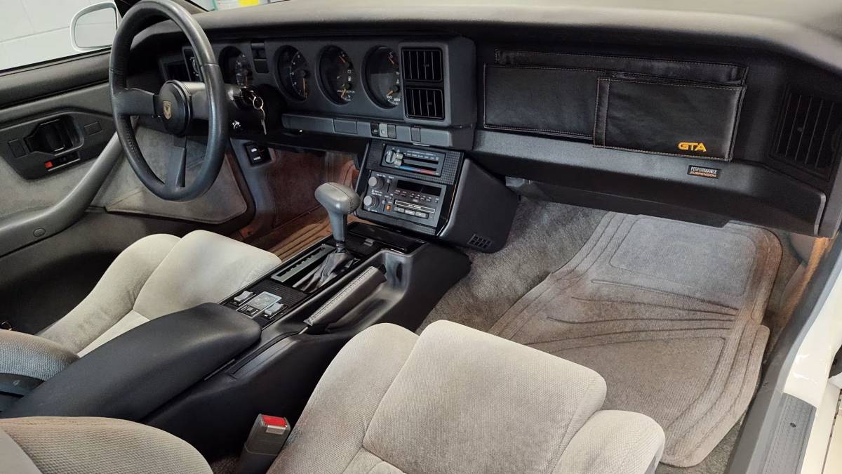 Pontiac-firebird-trans-am-gta-1987-white-9