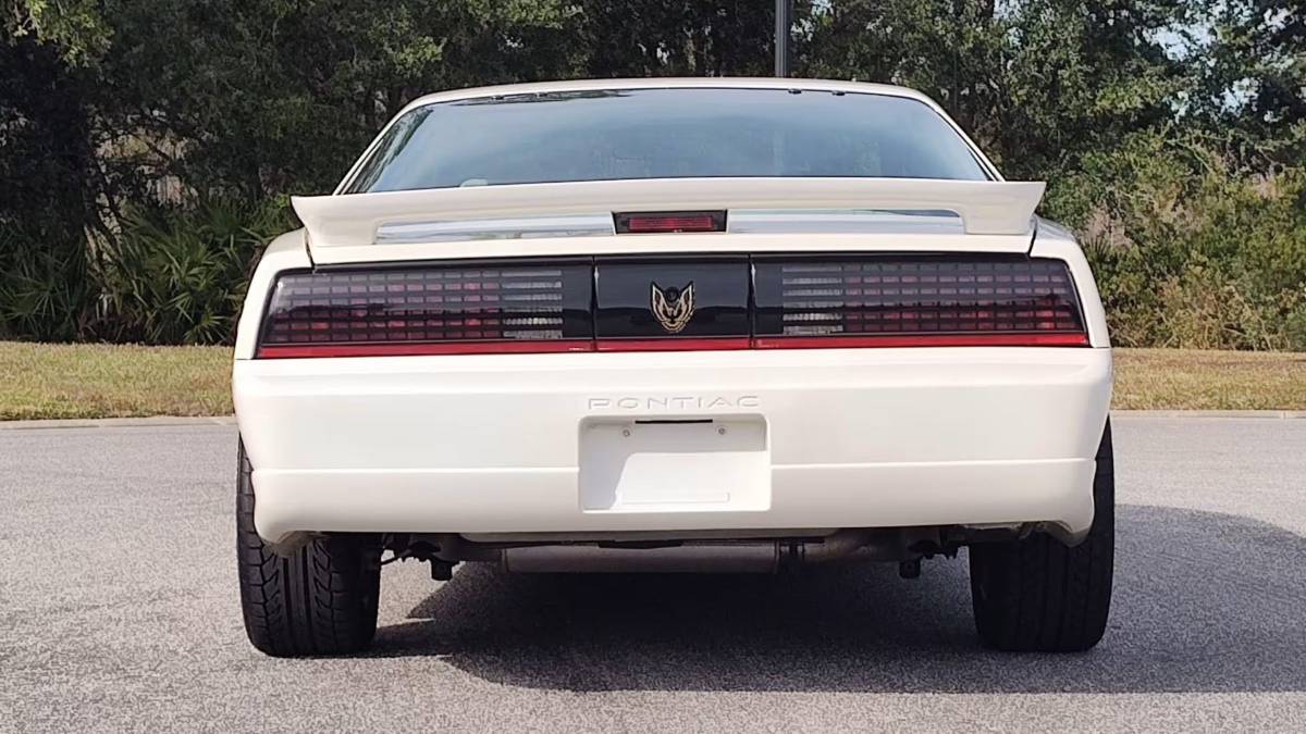 Pontiac-firebird-trans-am-gta-1987-white