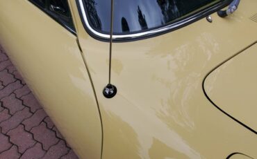 Porsche-356c-1964-yellow-19