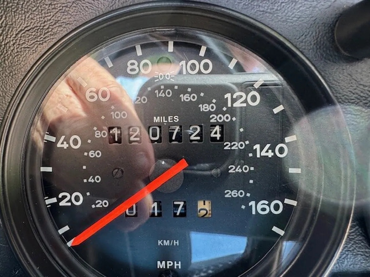 Porsche-911-1986-Garnet-Red-Metallic-Beige-1