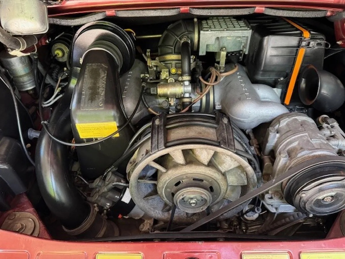 Porsche-911-1986-Garnet-Red-Metallic-Beige-2