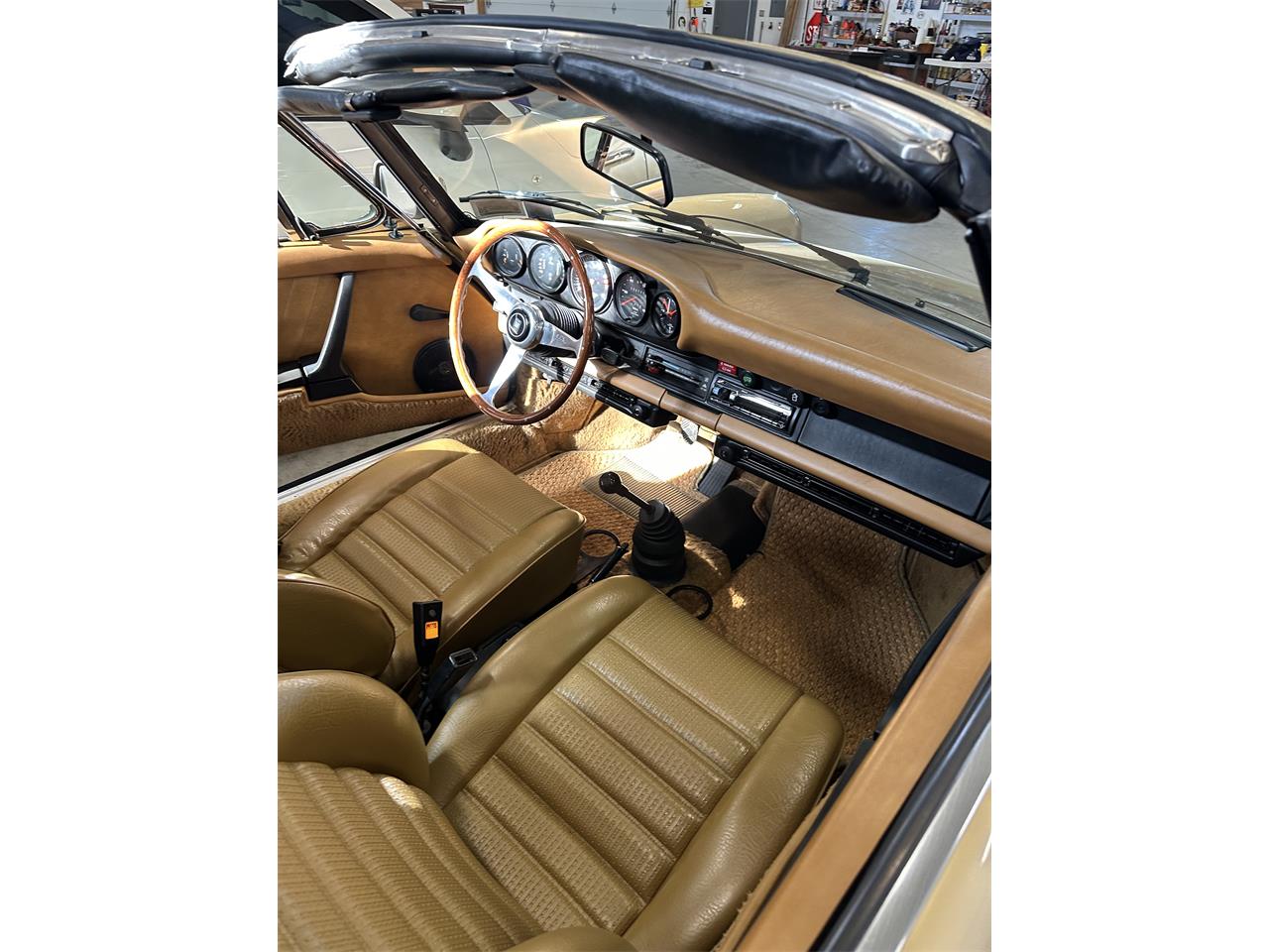 Porsche-911s-2dr-targa-1976-Platinum-metalic-Tan-3
