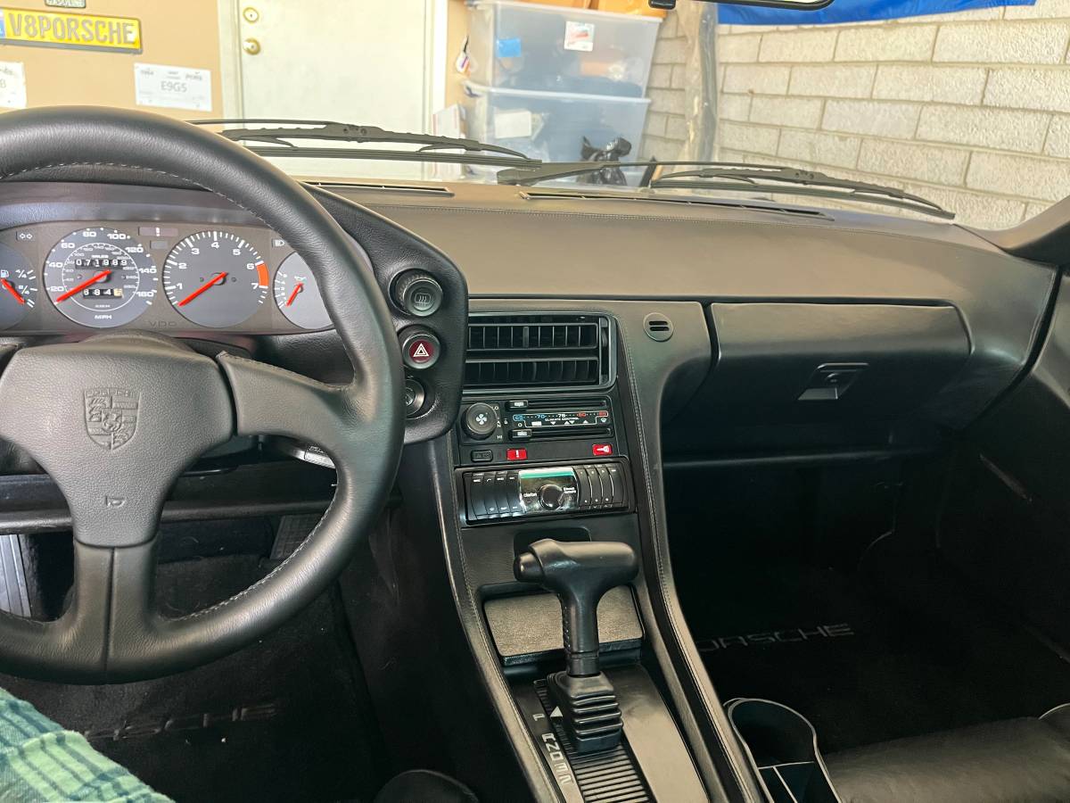 Porsche-928-1984-silver-19