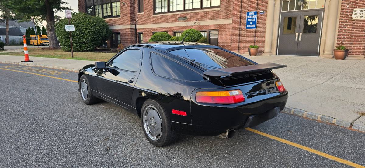 Porsche-928-1989-black-11