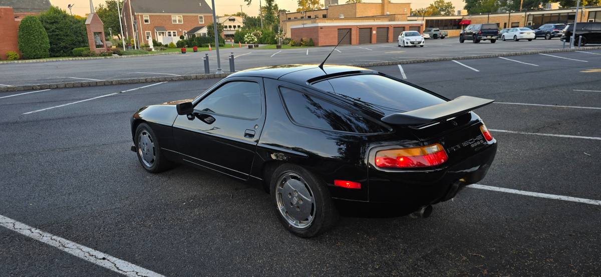 Porsche-928-1989-black-3