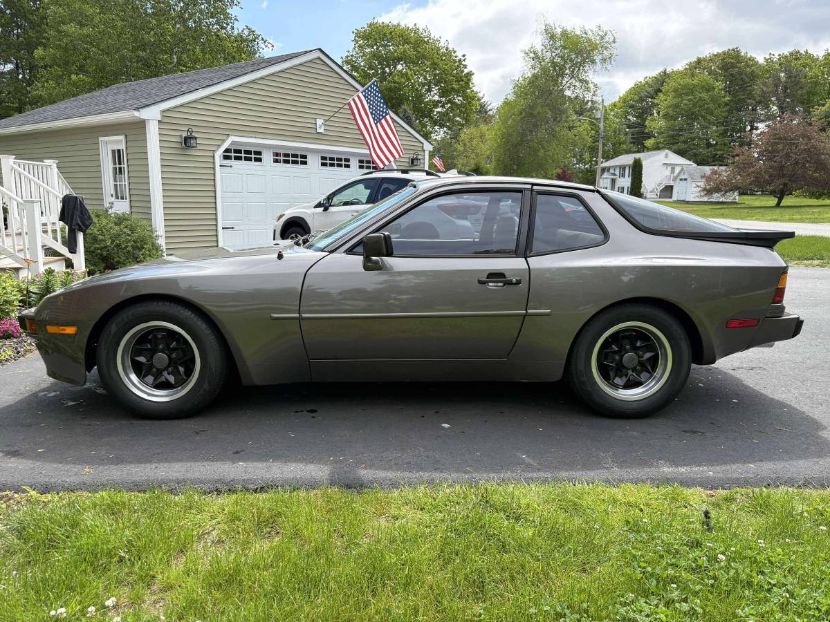 Porsche-944-1983-grey-2
