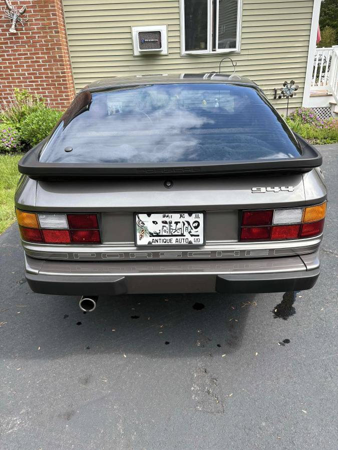 Porsche-944-1983-grey-4
