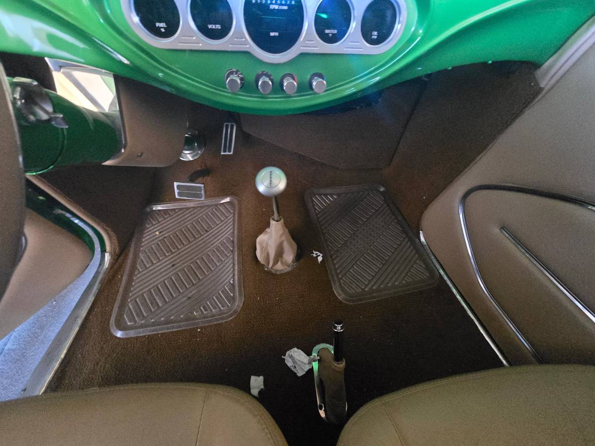 Studebaker-3-window-coupe-1932-green-4