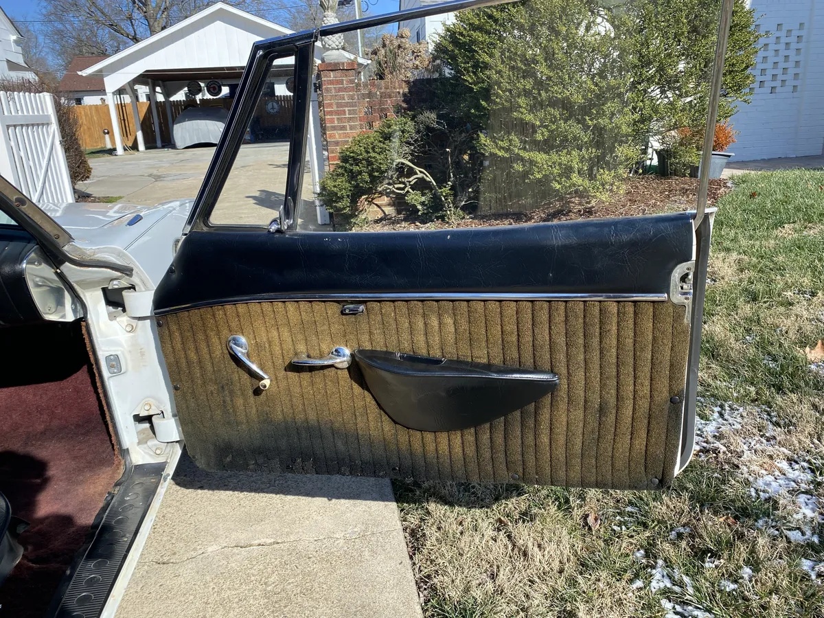 Studebaker-Avanti-1963-White-Black-1