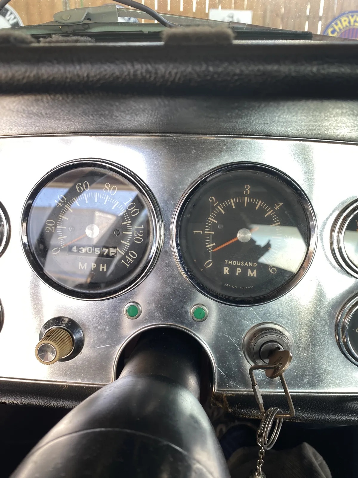 Studebaker-Avanti-1963-White-Black-3