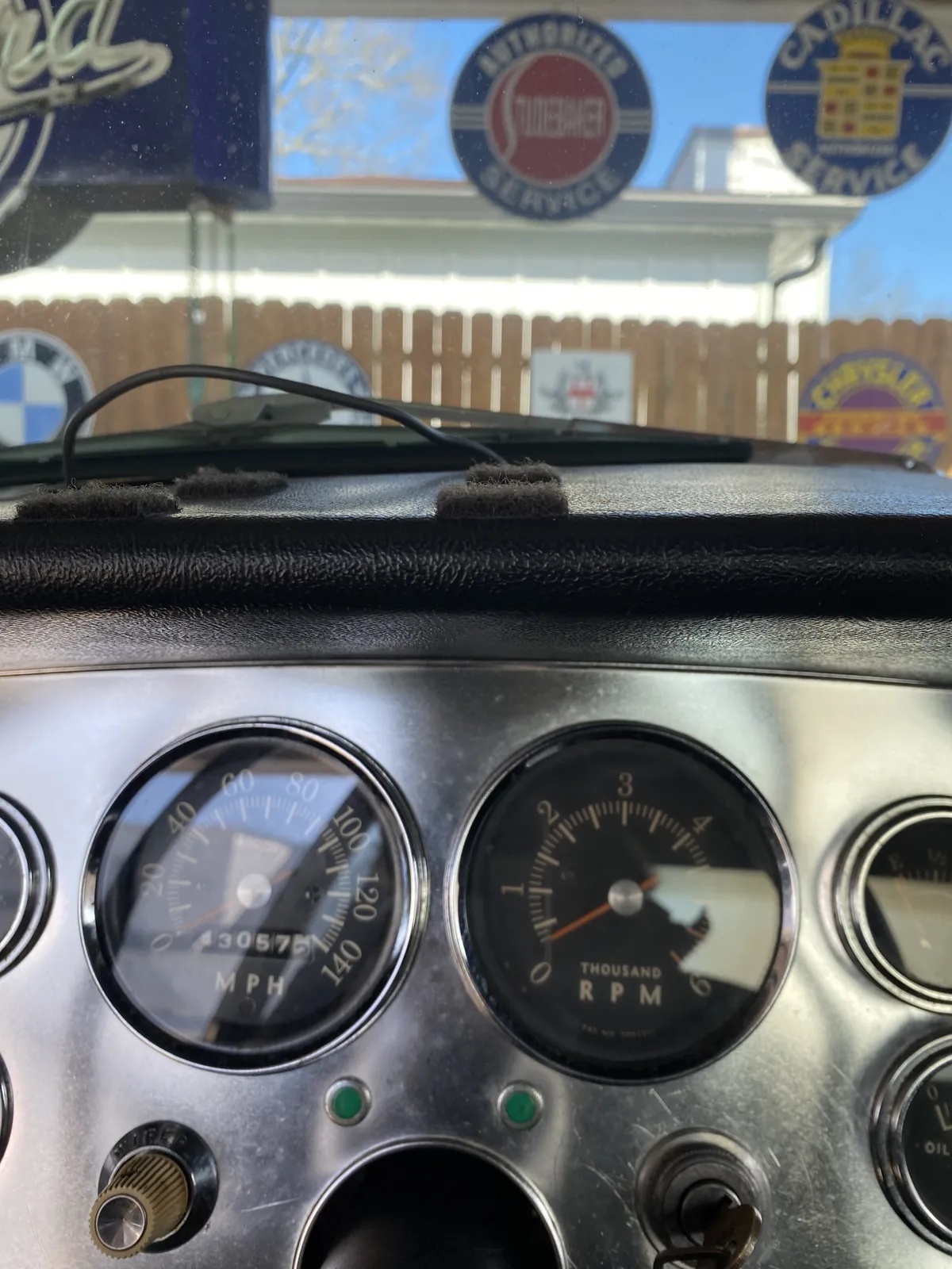 Studebaker-Avanti-1963-White-Black-4