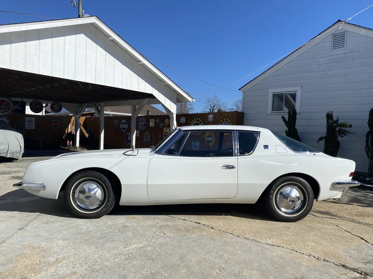 Studebaker-Avanti-1963-White-Black