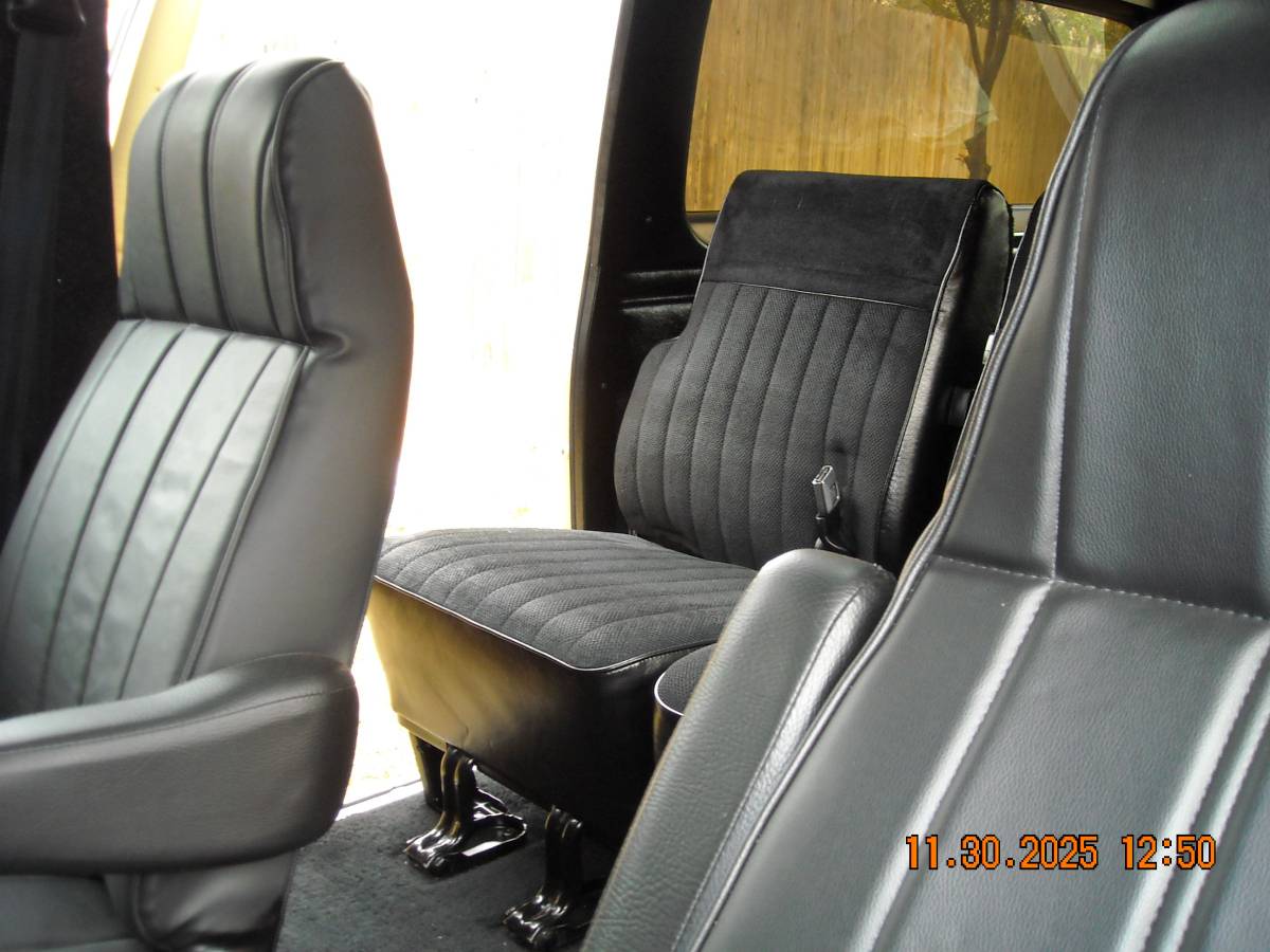 Suburban-4x4-1985-11