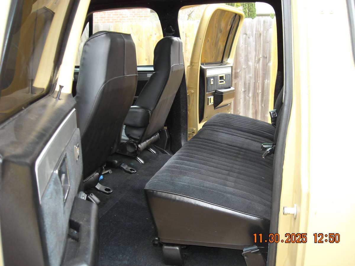 Suburban-4x4-1985-12