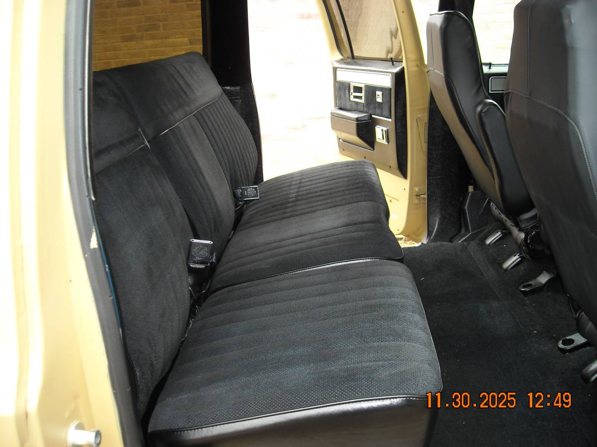 Suburban-4x4-1985-13