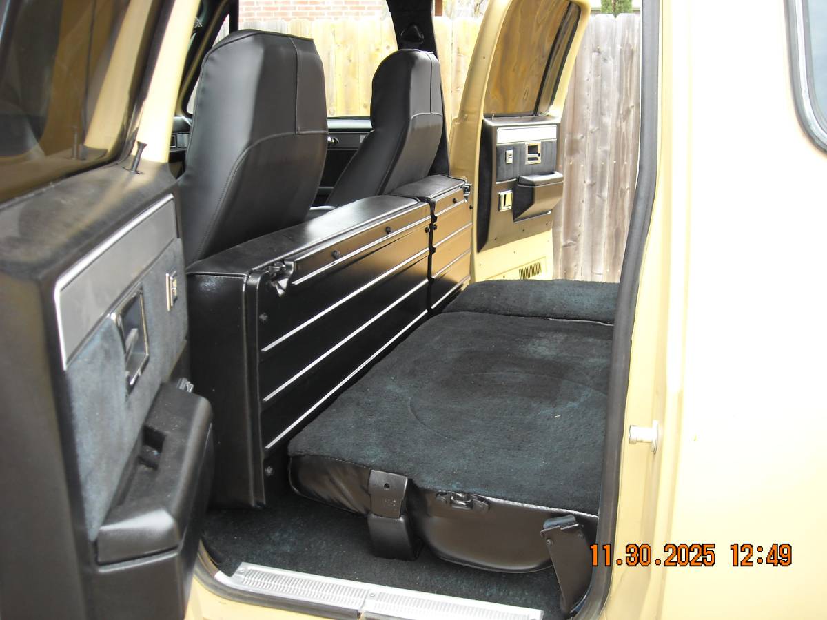 Suburban-4x4-1985-14