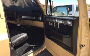 Suburban-4x4-1985-18