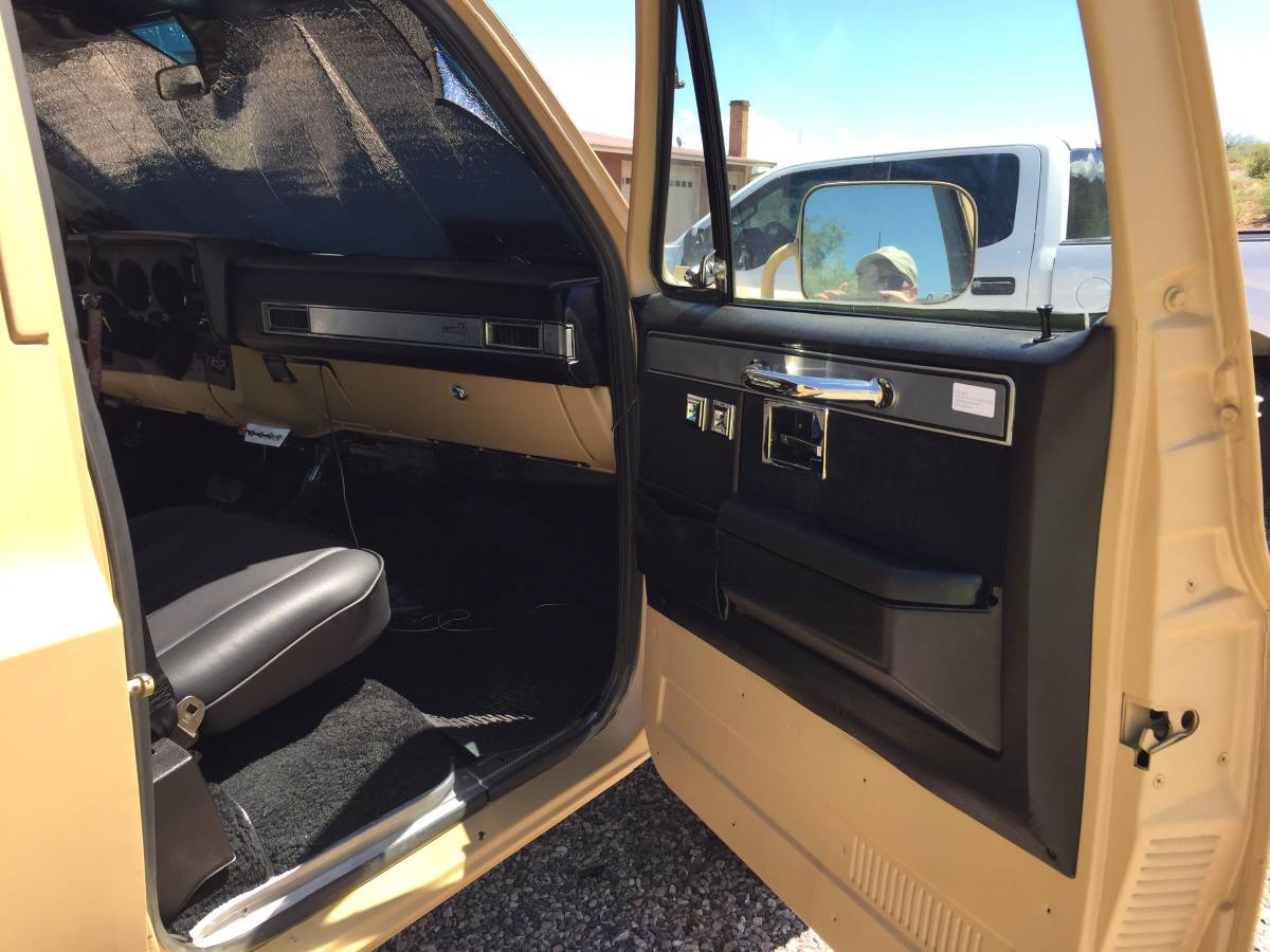 Suburban-4x4-1985-18