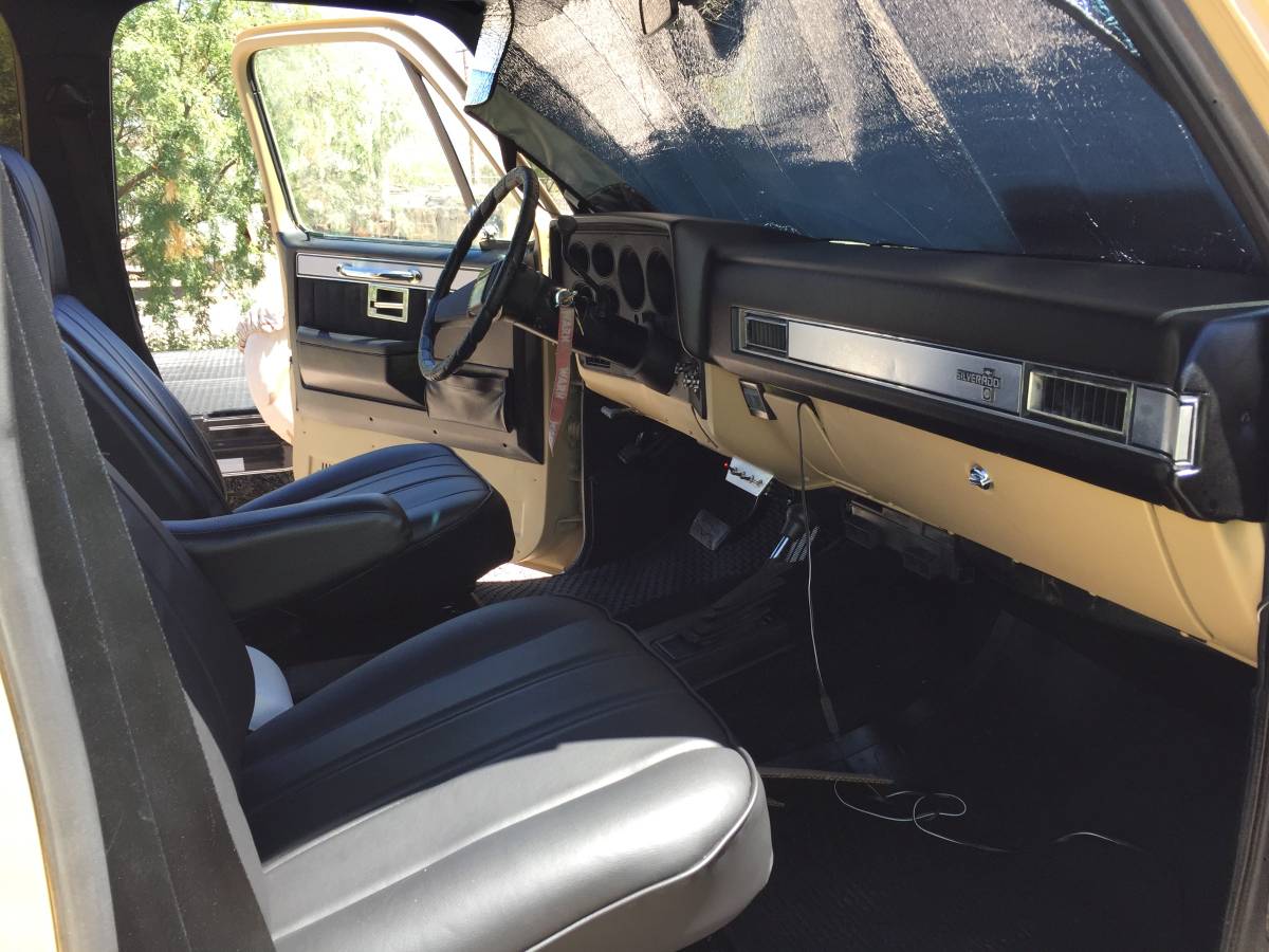 Suburban-4x4-1985-19