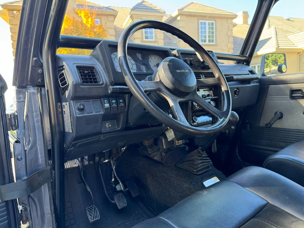 Suzuki-samurai-1988-grey-11