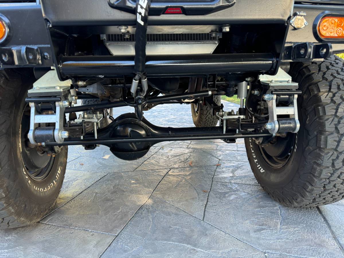 Suzuki-samurai-1988-grey-2