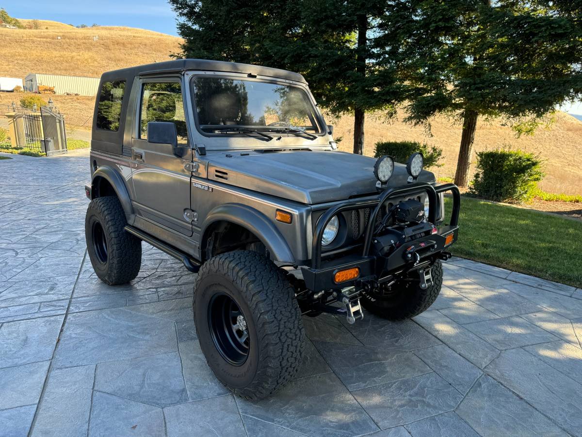 Suzuki-samurai-1988-grey