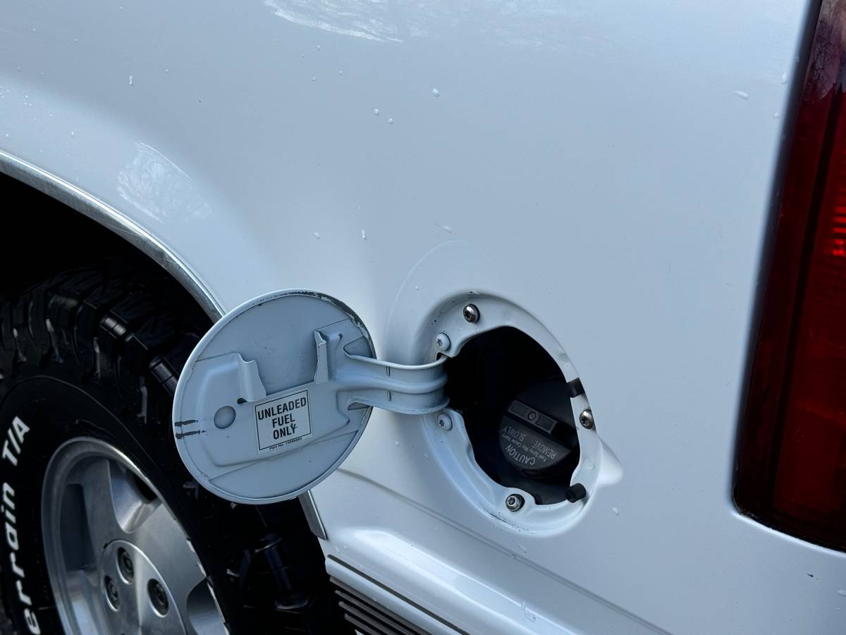 Tahoe-2-door-1992-white-8