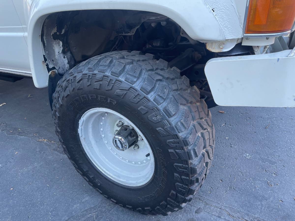 Toyota-4runner-1987-white-3