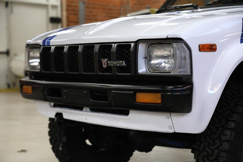 Toyota-Pickup-1982-White-Blue-13