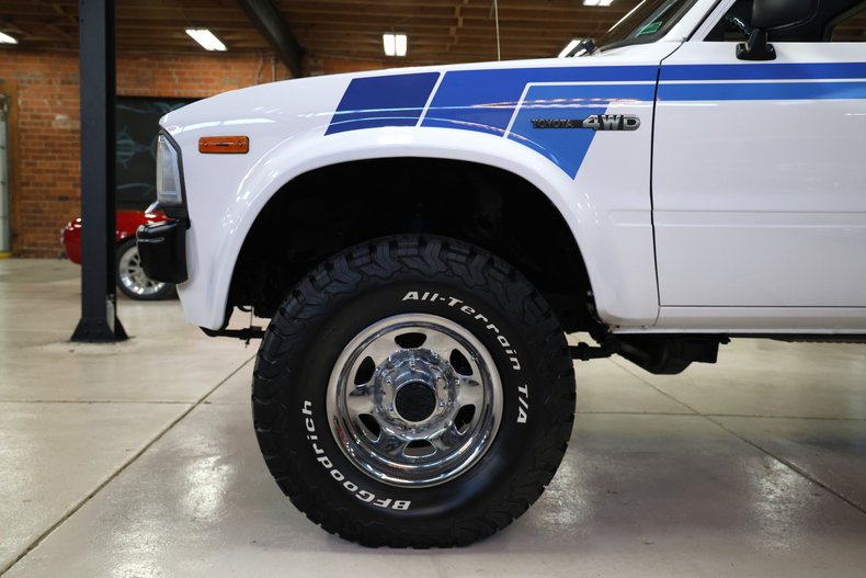 Toyota-Pickup-1982-White-Blue-2