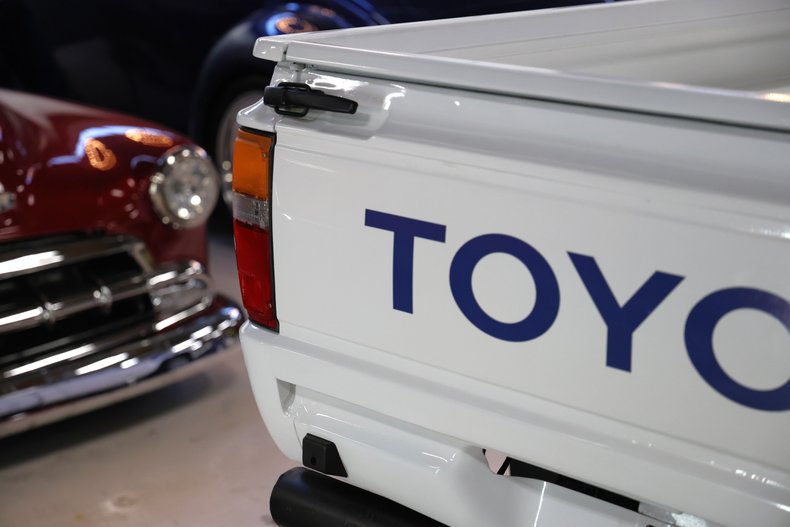 Toyota-Pickup-1982-White-Blue-36