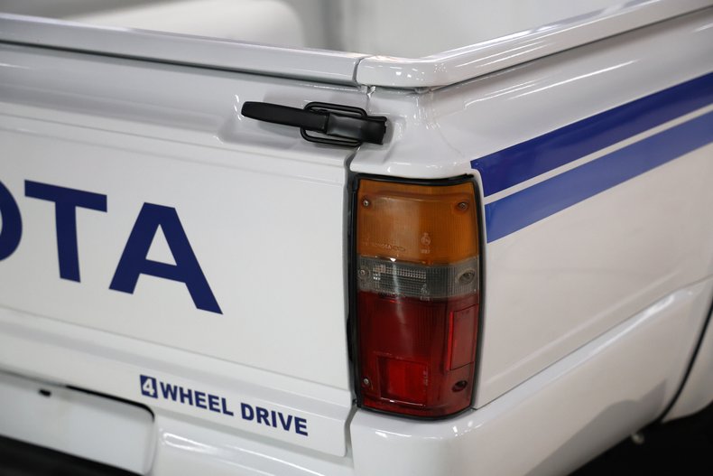 Toyota-Pickup-1982-White-Blue-42