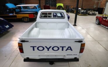 Toyota-Pickup-1982-White-Blue-49