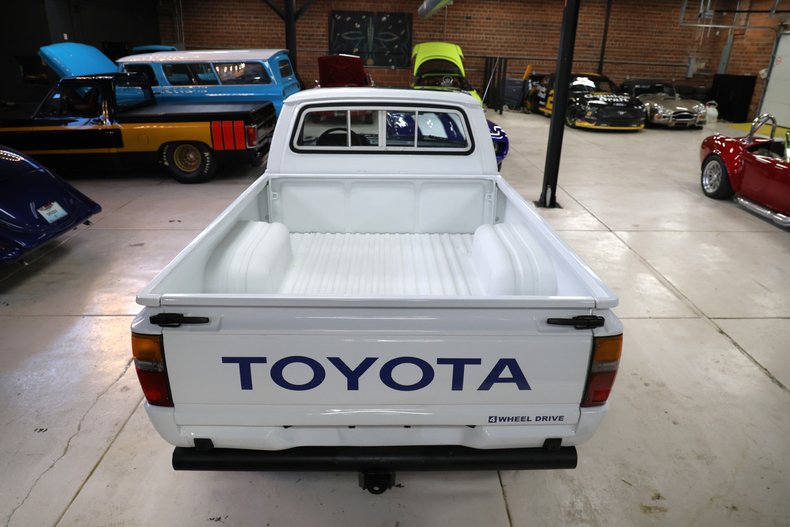 Toyota-Pickup-1982-White-Blue-49