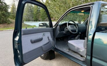 Toyota-Tacoma-1996-Standard-Cab-Pickup-25