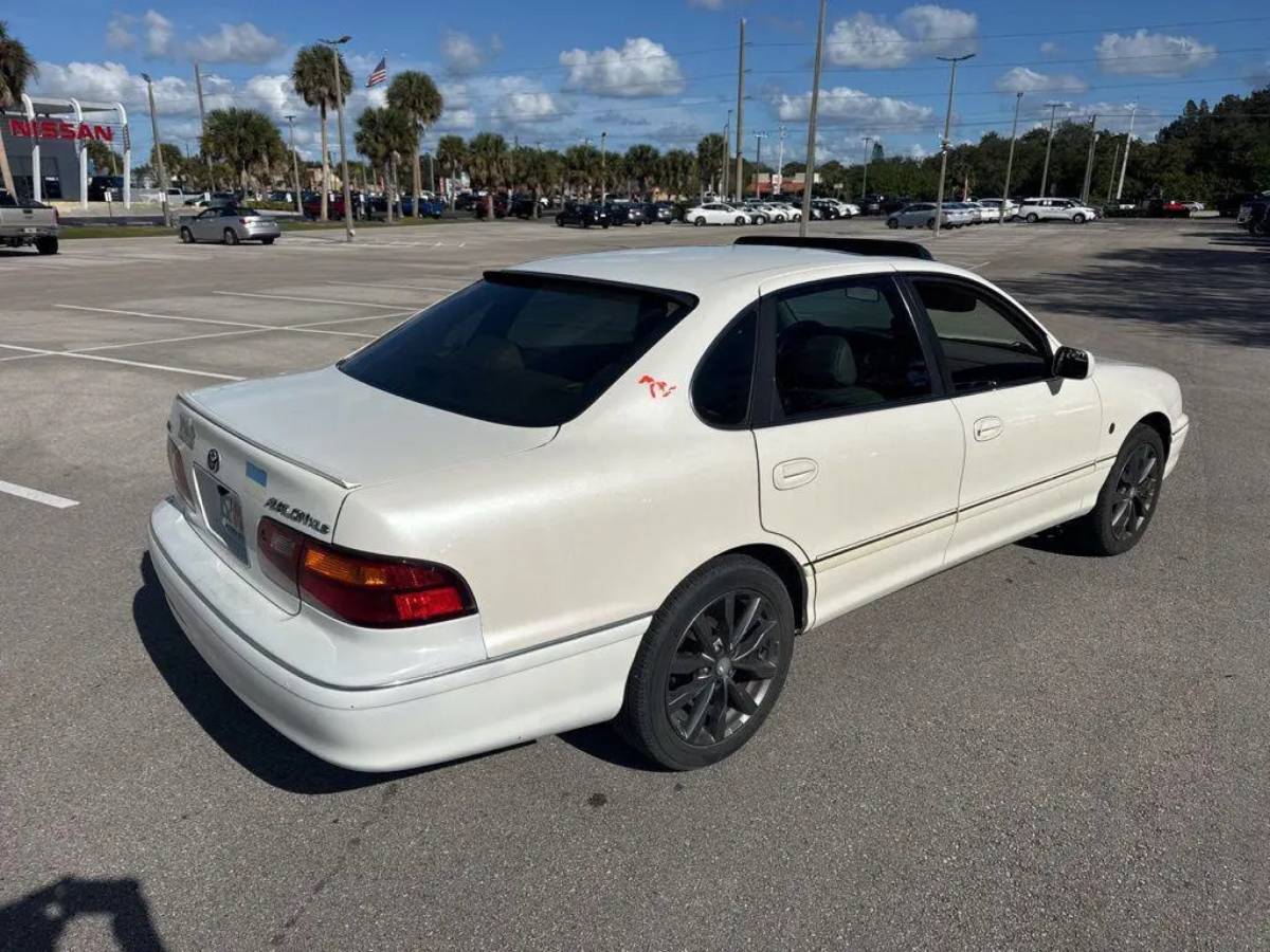 Toyota-avalon-1996-white-1
