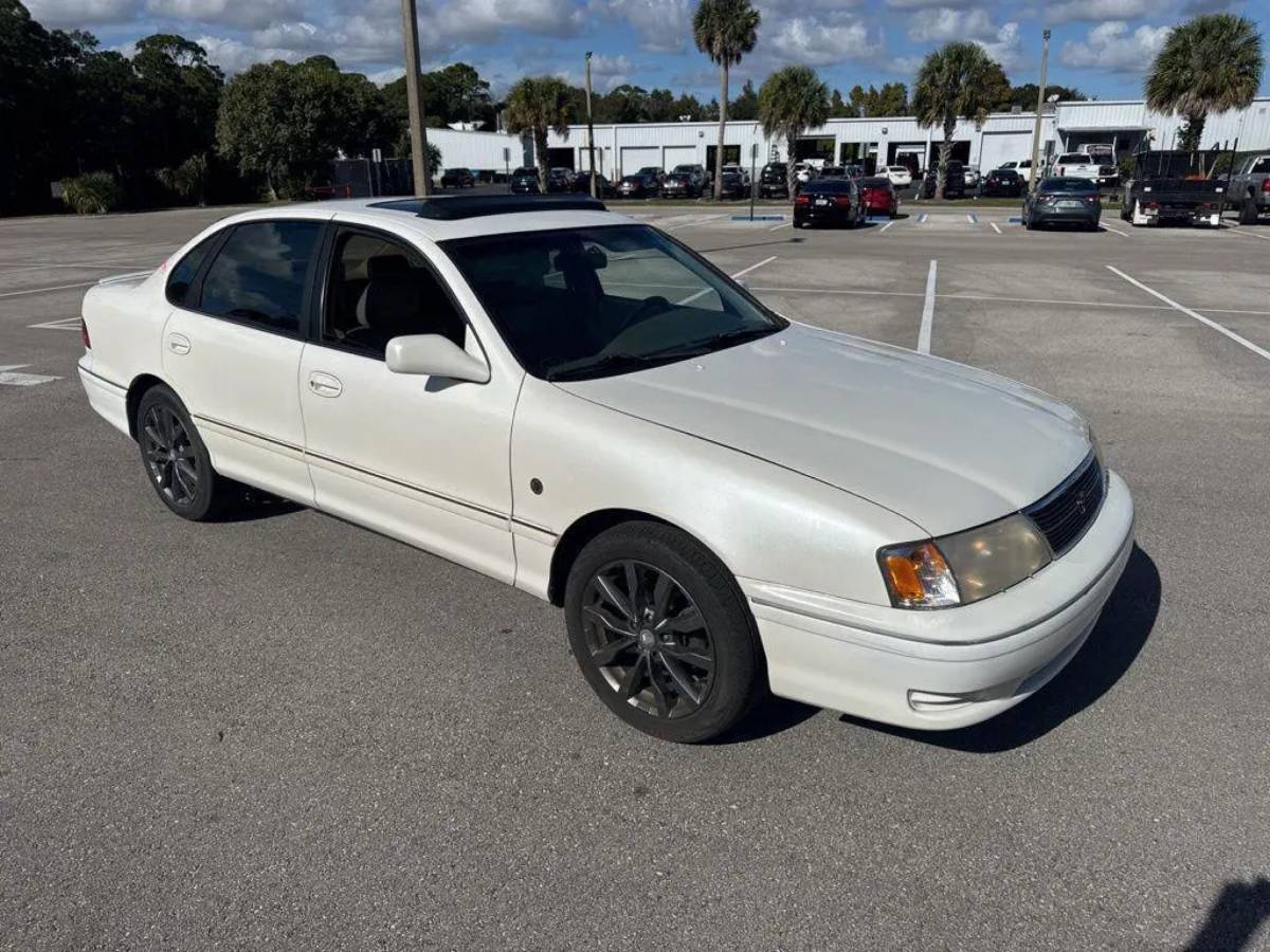Toyota-avalon-1996-white