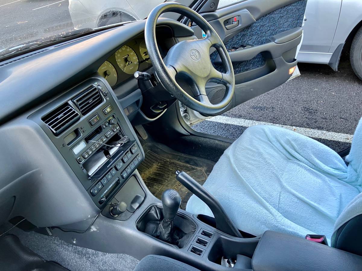 Toyota-caldina-1995-white-3