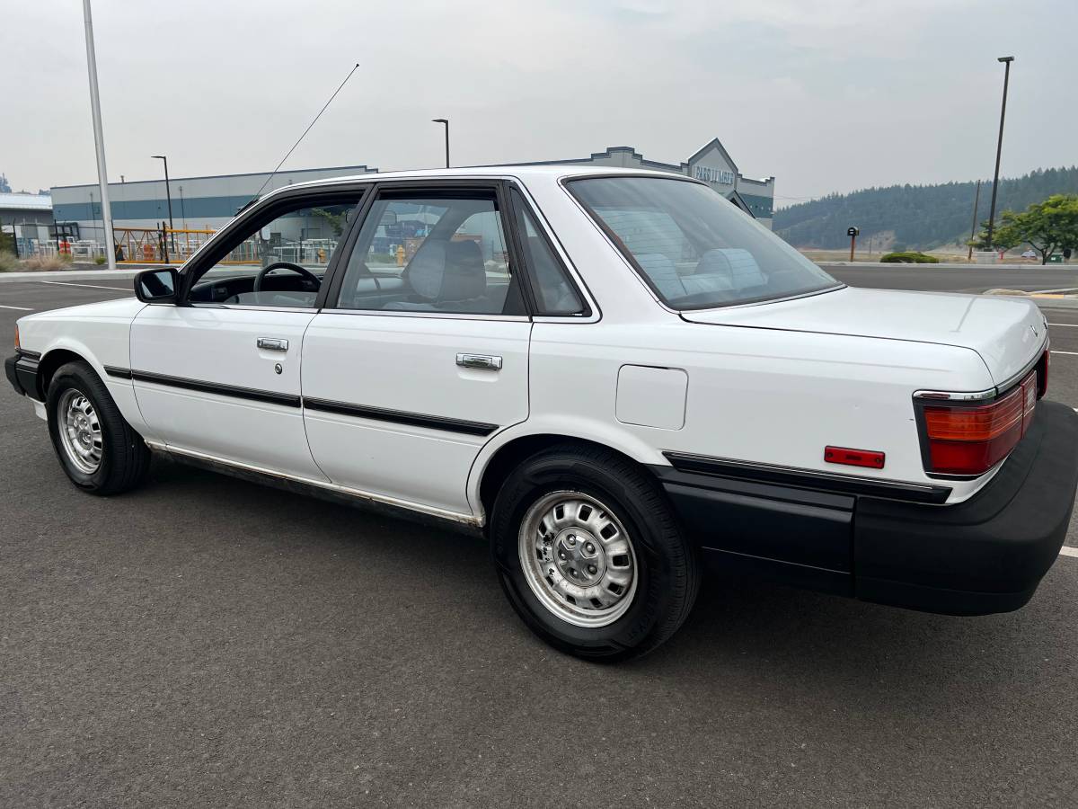 Toyota-camry-1987-1