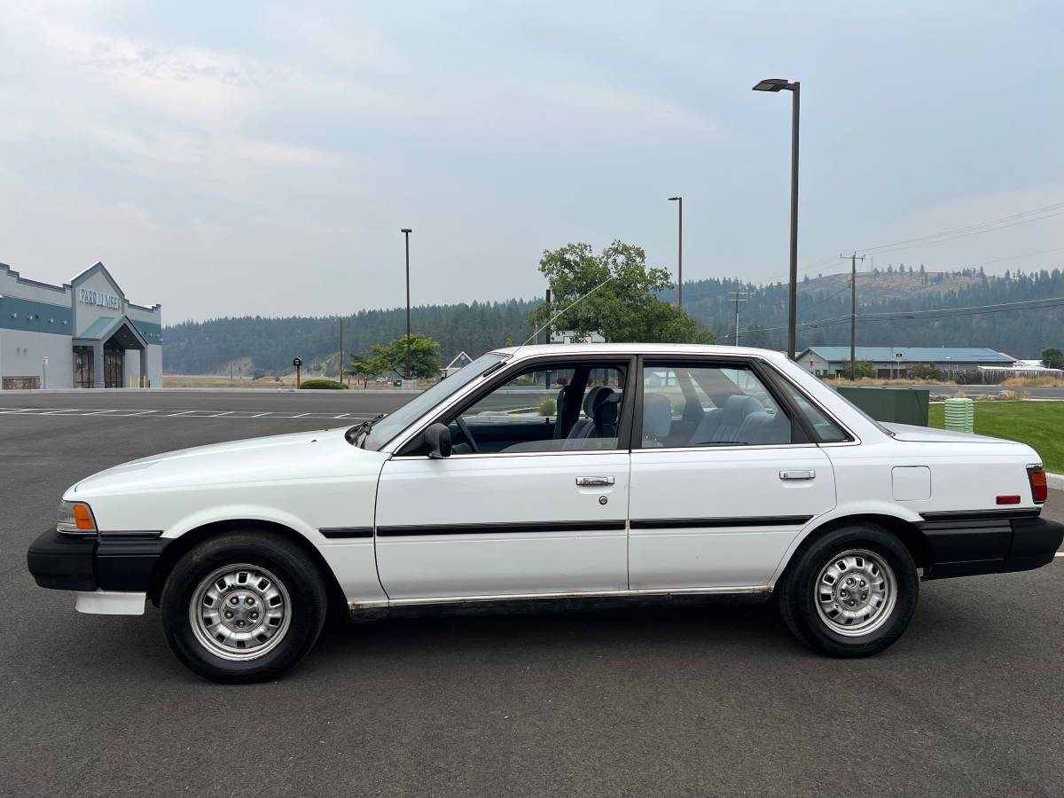 Toyota-camry-1987-4