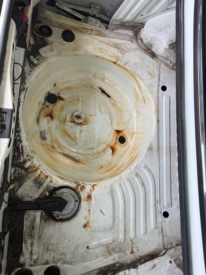 Toyota-corolla-1983-white-12