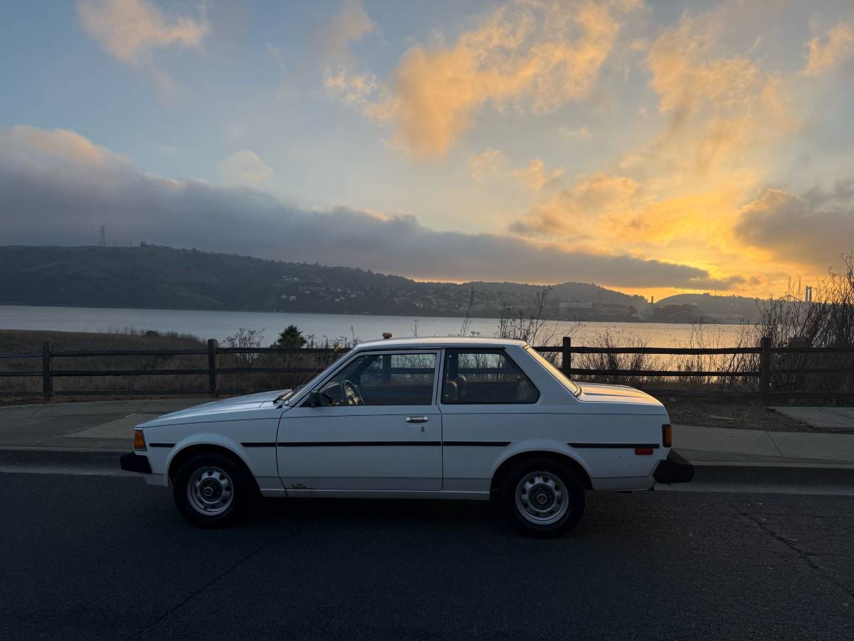 Toyota-corolla-1983-white