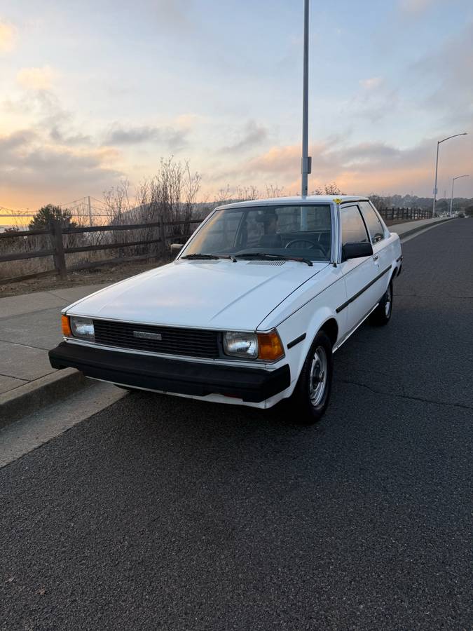 Toyota-corolla-1983-white-3