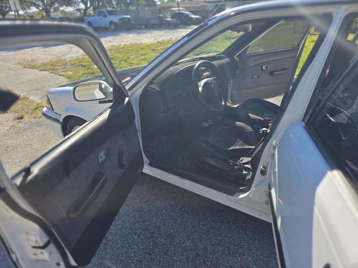 Toyota-corolla-1990-white-5