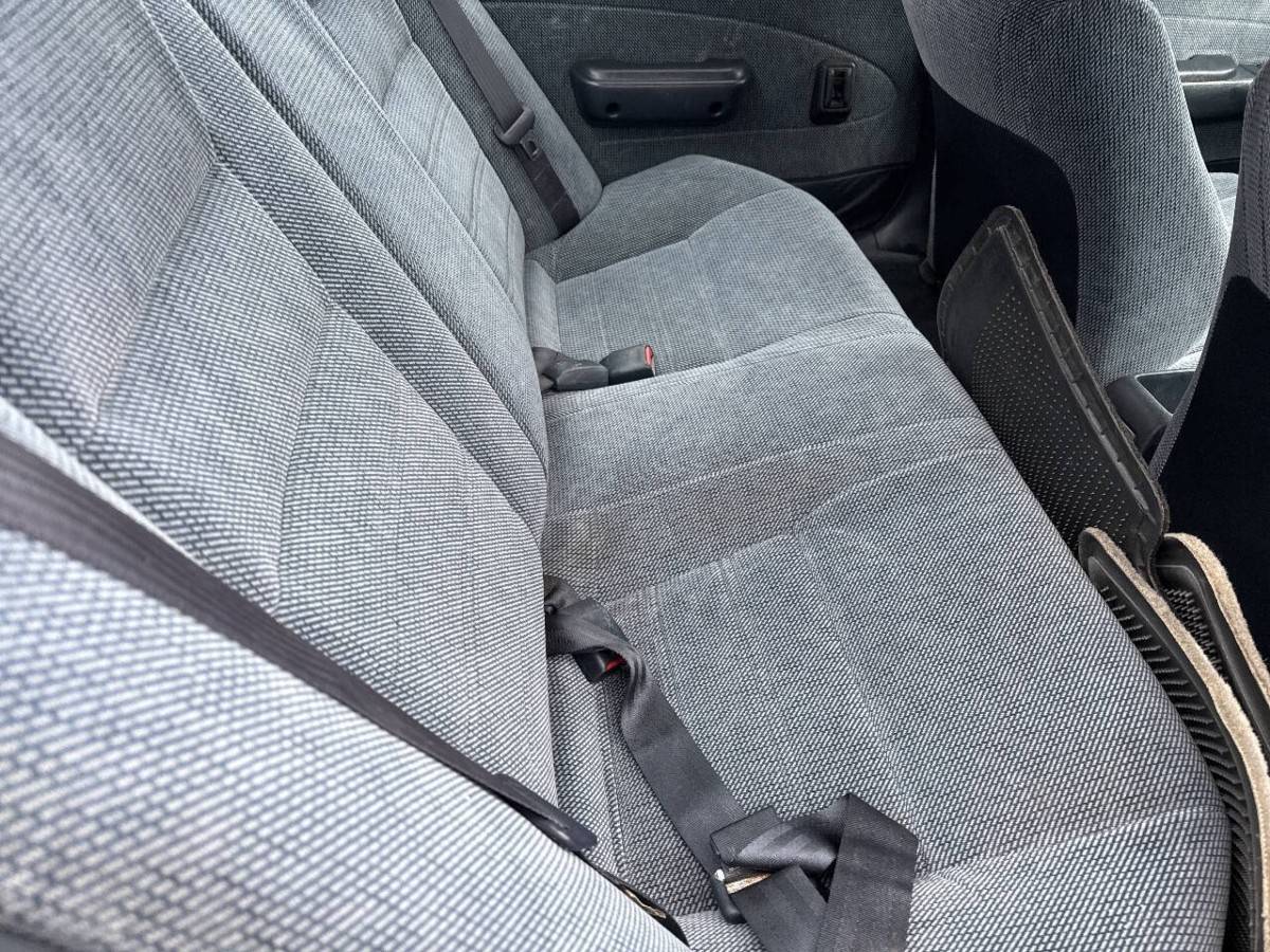 Toyota-corolla-dx-4dr-sedan-1995-7