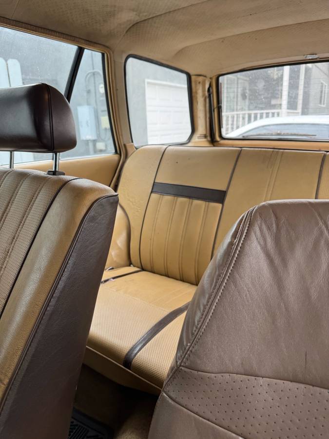 Toyota-corolla-hatchback-1981-yellow-10