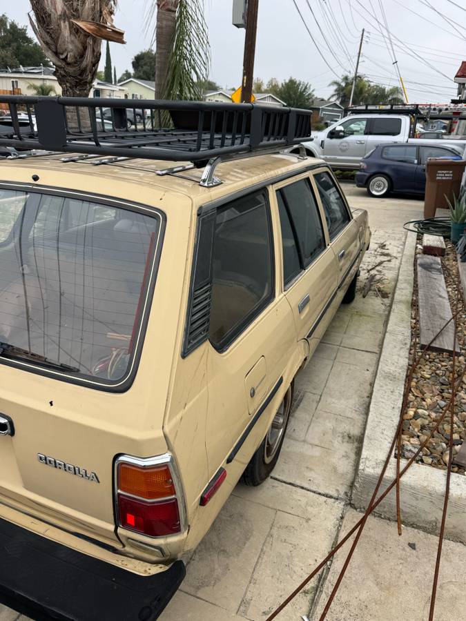 Toyota-corolla-hatchback-1981-yellow-2