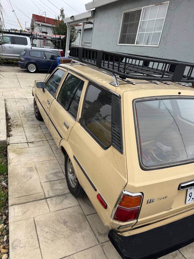 Toyota-corolla-hatchback-1981-yellow-3