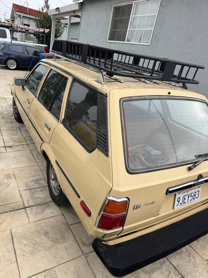 Toyota-corolla-hatchback-1981-yellow-4